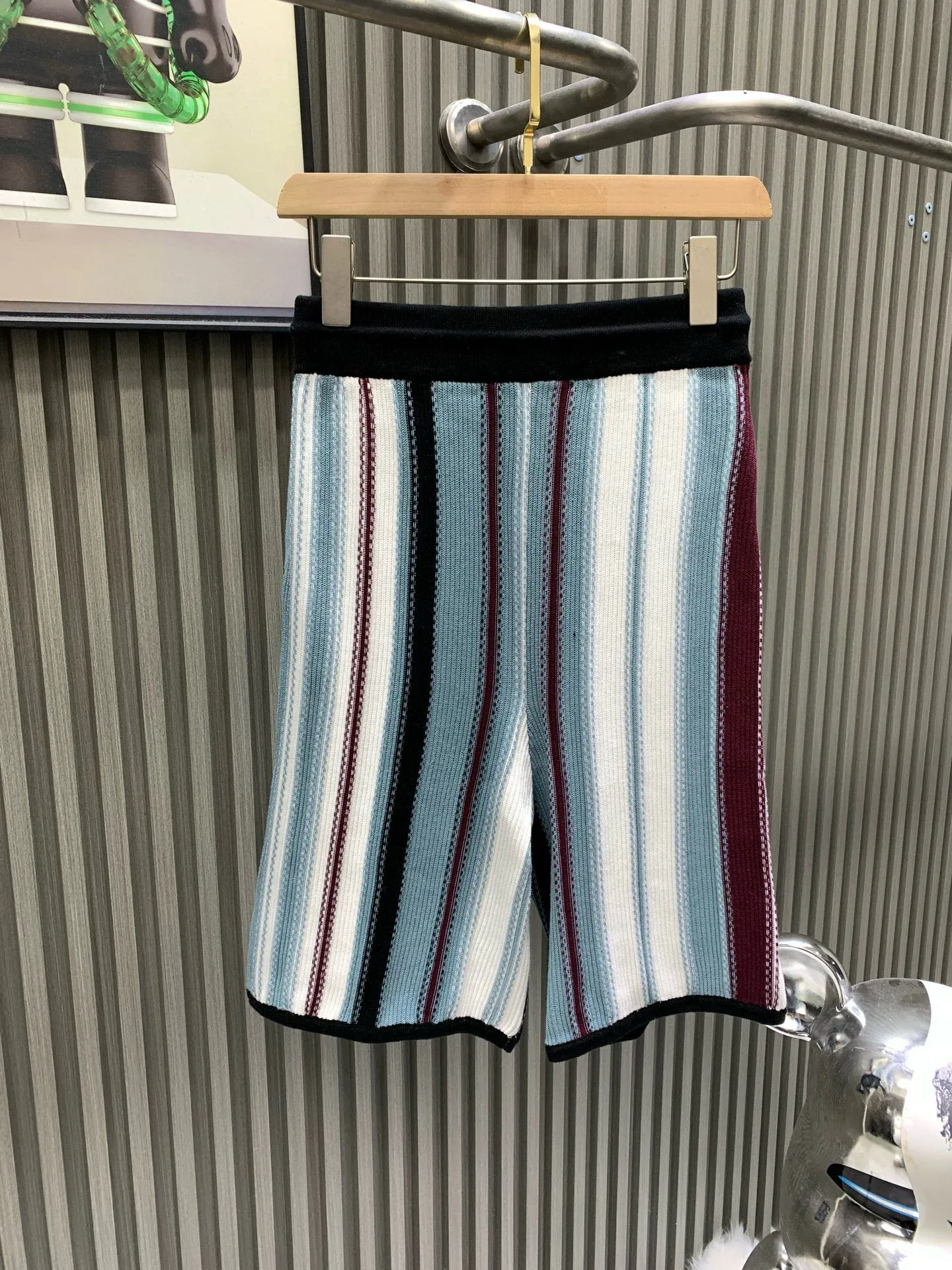 🅿️400 🀄️ Louis Vuitton Louis Vuitton 1v25ss striped jacquard wool. The original version is dyed and the color similarity is as high as 95%. The yarn is made of 2 strips of 260 combed cotton on the bottom + 5 strips of polyester + 1 strip of high elastic stretch frame. The loom is a 14-needle STOLL machine imported from Germany. Each piece of fabric takes 390 minutes. Due to the particularity of this weave, the stability of the machine is very high. Many machines cannot do it. The knitting time is very long. It is easy to produce waste pieces when weaving the piece. The loss will be very large. The sewing disc is sewn with a 20-needle disc. In order to maximize the restoration effect, our large body fabric is knitted using an ultra-fine 16-needle flat machine. The whole piece of clothing has almost no knots. It is recommended to match it with short-sleeved clothes of the same style.